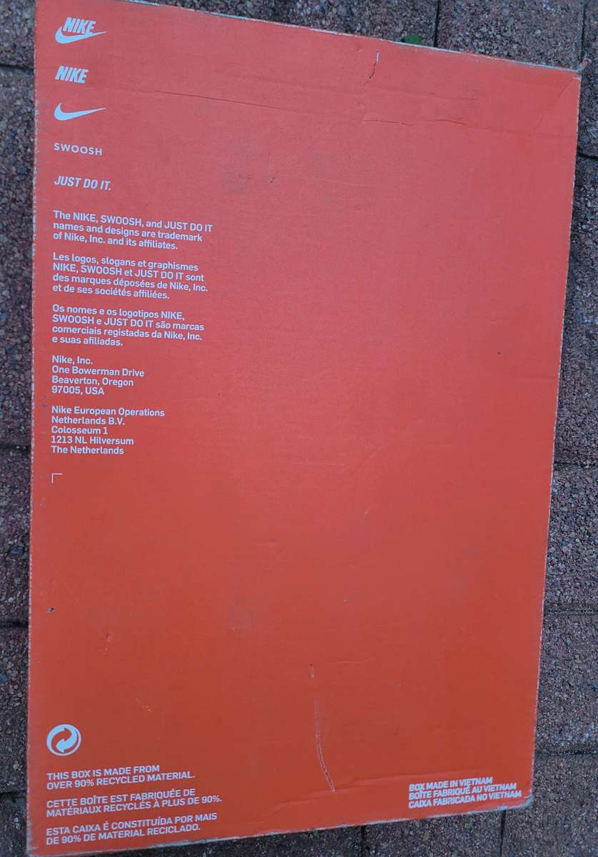 UNUSED.. Nike T90. Size UK 11 - Slim Fit. (Former Display Item)