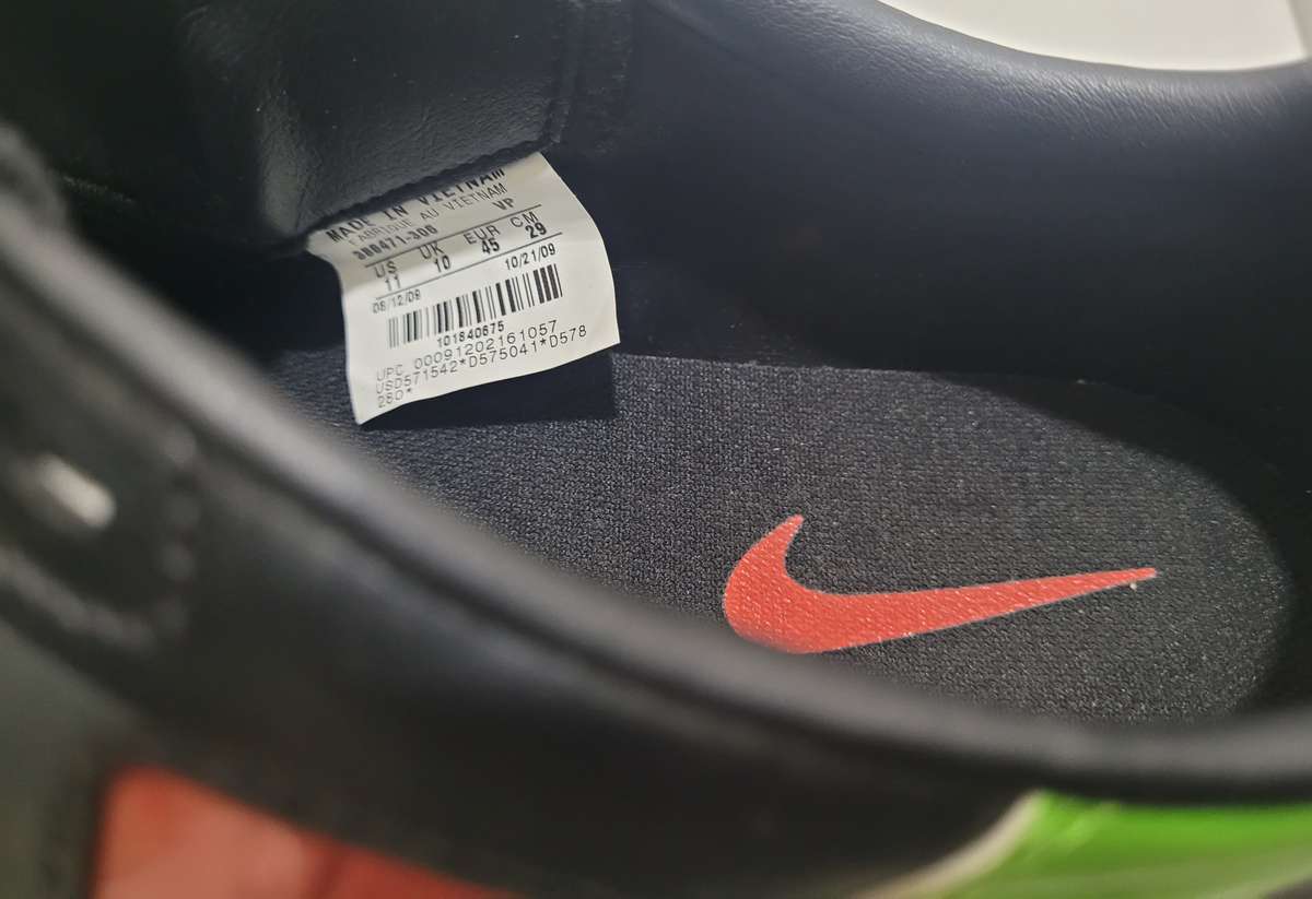 UNUSED.. Nike T90. Size UK 11 - Slim Fit. (Former Display Item)