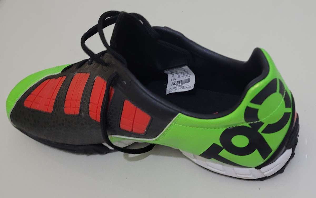 UNUSED.. Nike T90. Size UK 11 - Slim Fit. (Former Display Item)