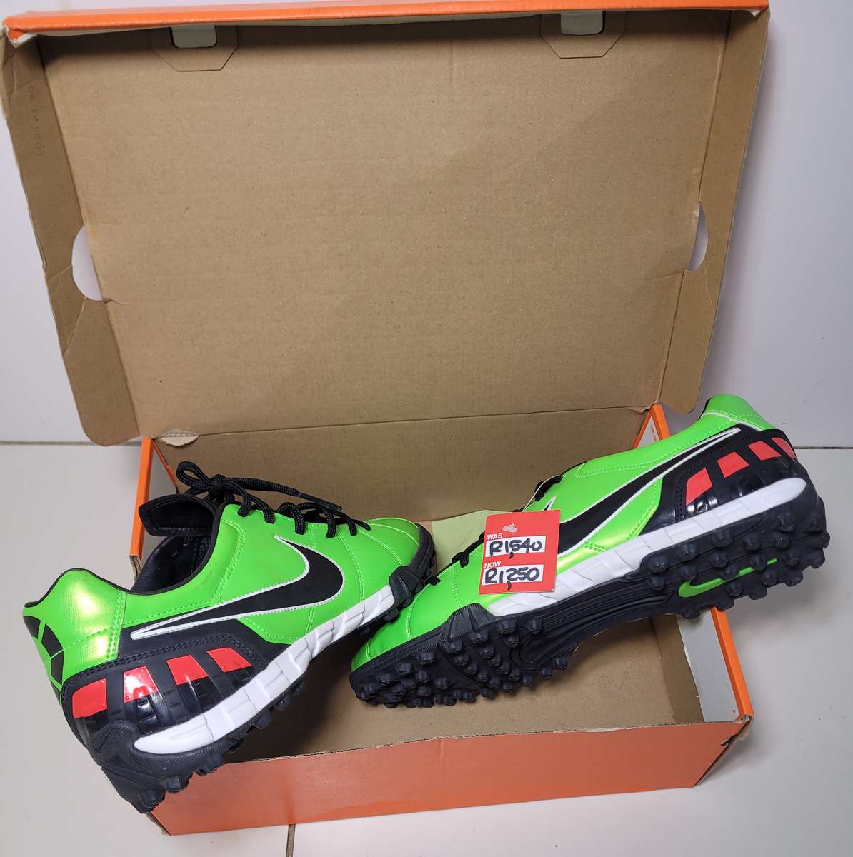 UNUSED.. Nike T90. Size UK 11 - Slim Fit. (Former Display Item)