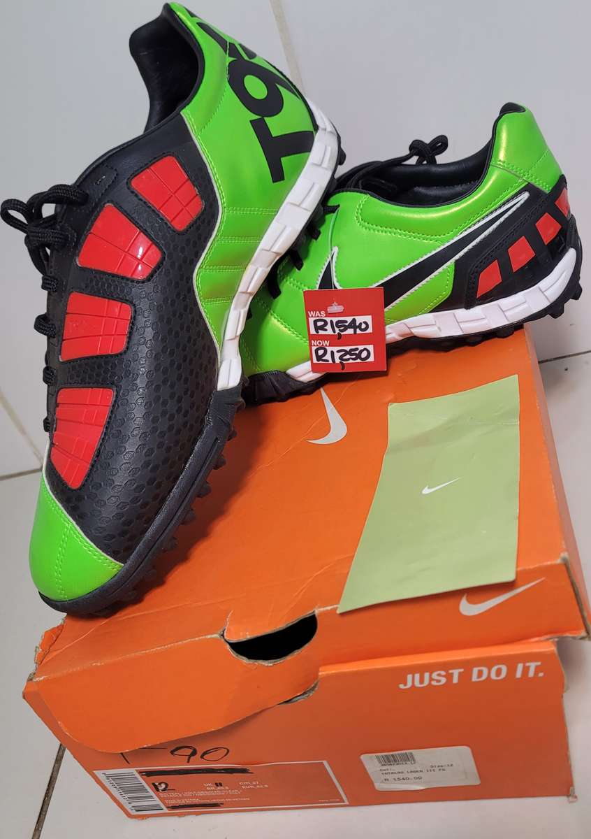 UNUSED.. Nike T90. Size UK 11 - Slim Fit. (Former Display Item)