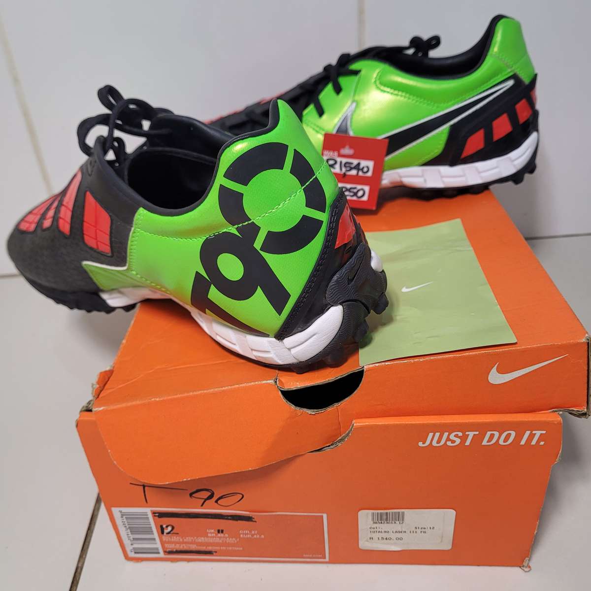 UNUSED.. Nike T90. Size UK 11 - Slim Fit. (Former Display Item)