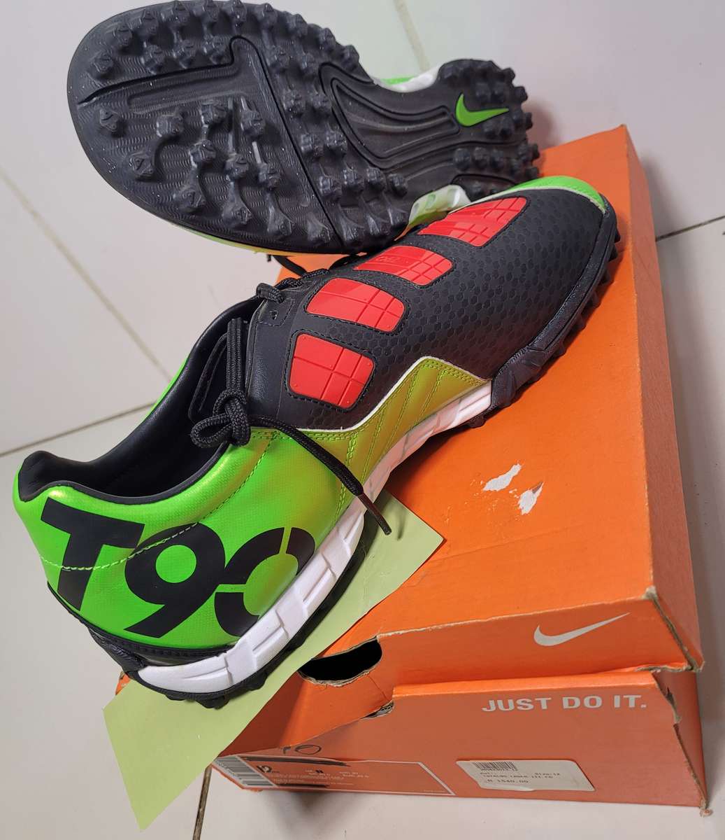 UNUSED.. Nike T90. Size UK 11 - Slim Fit. (Former Display Item)