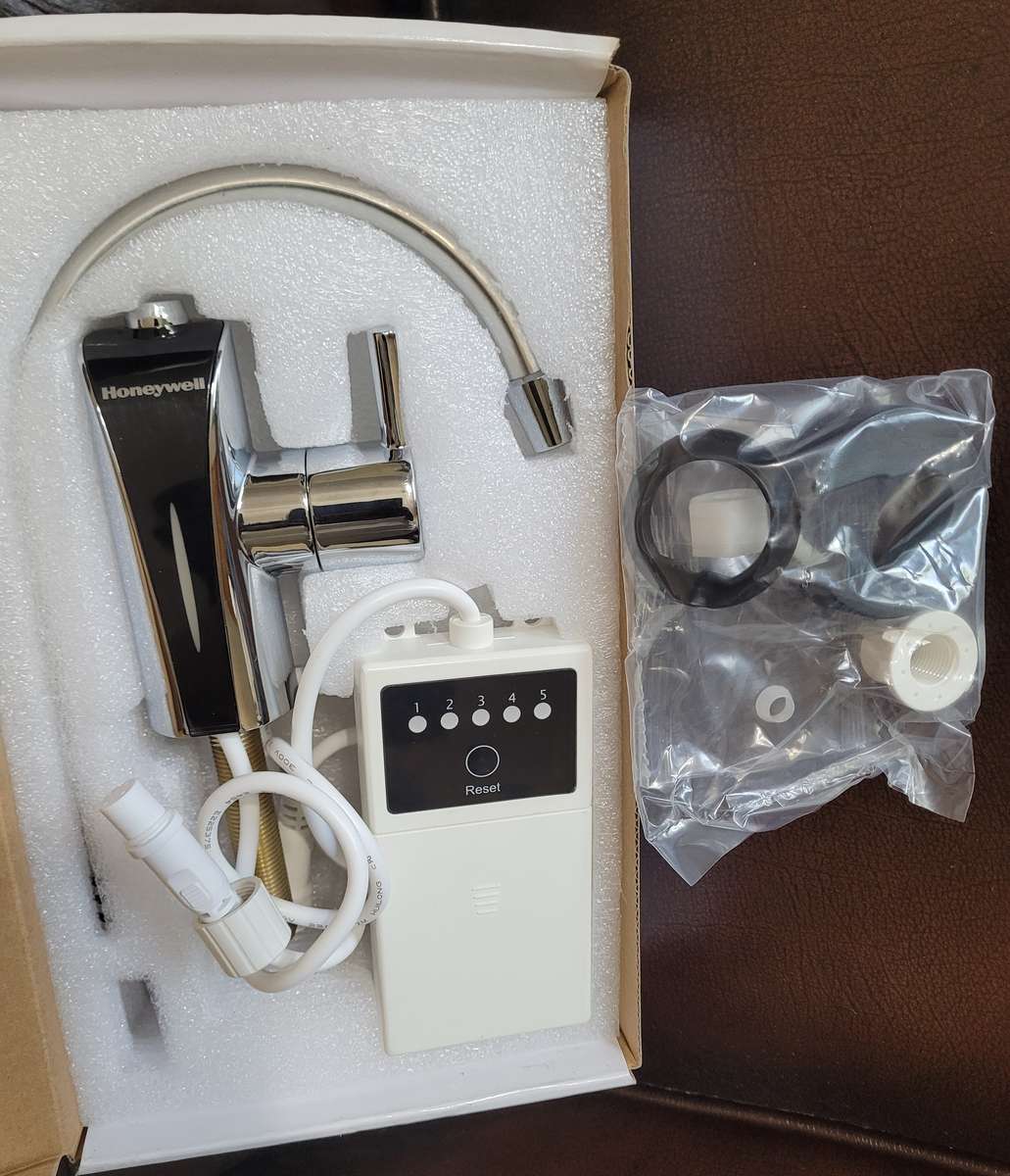 UNUSED HONEYWELL SMF Smart Water Faucet (Partly Water-Soaked Box)