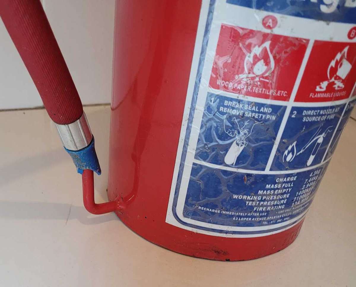 4.5 Kg FULL Fire Extinguisher. (Next Recharge Date: 2/16).