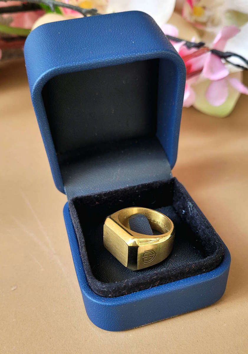 COLTON JAMES Clean-Used Men`s Delta Classic Signet Ring.