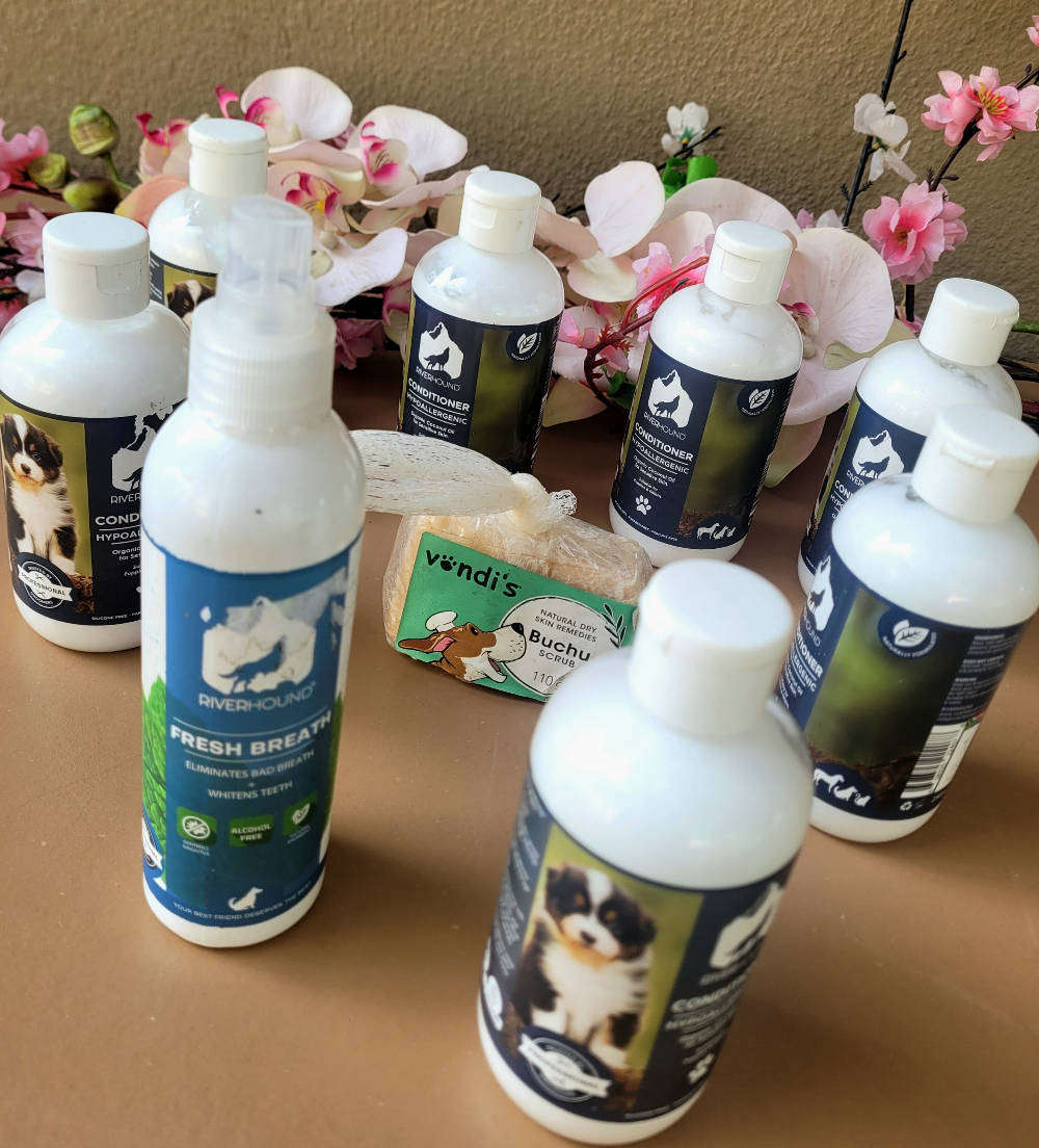 A Good Variety Of PET CARE Lot.  (Bid Per Lot)  BB: 2025/2024. See All Pics.   LAST LOT...