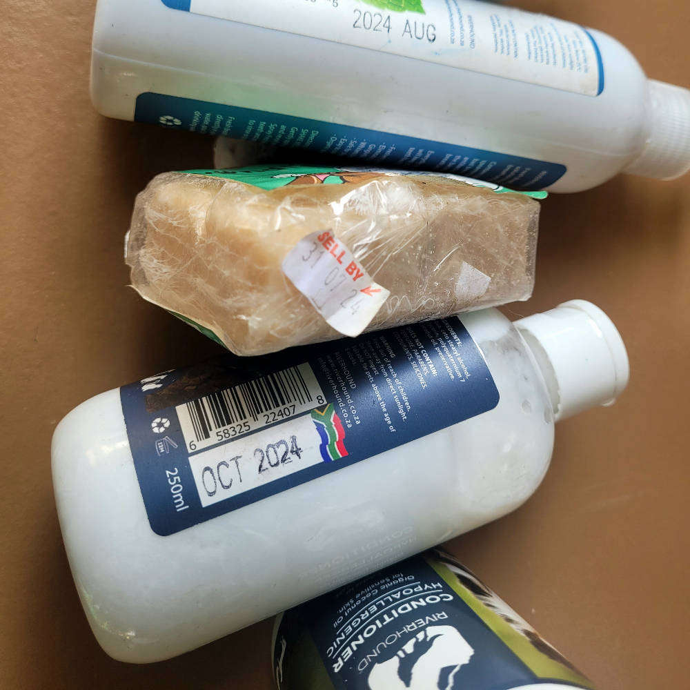 A Good Variety Of PET CARE Lot.  (Bid Per Lot)  BB: 2025/2024. See All Pics.   LAST LOT...