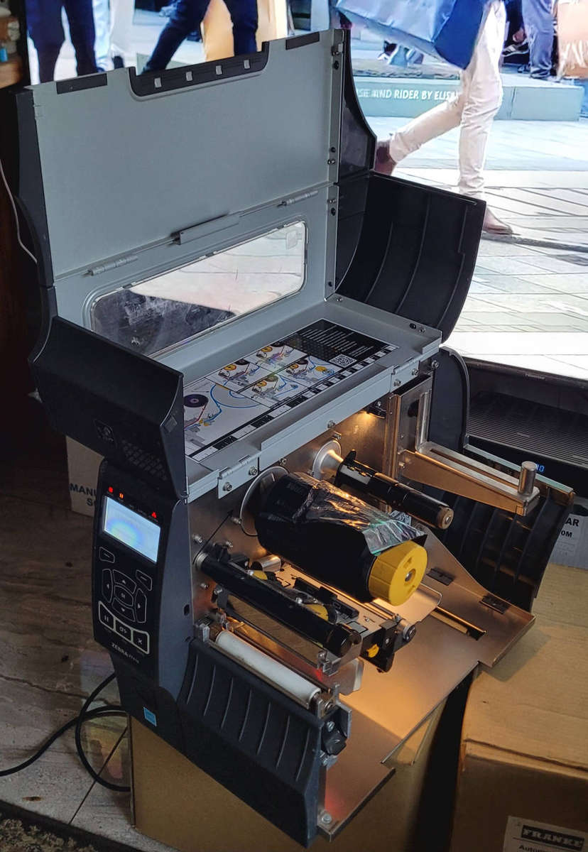 16.8Kg ZEBRA Z410 INDUSTRIAL LABLE PRINTER  (ERROR Message: HEAD OPEN/CLOSE HEAD). Selling As Is...