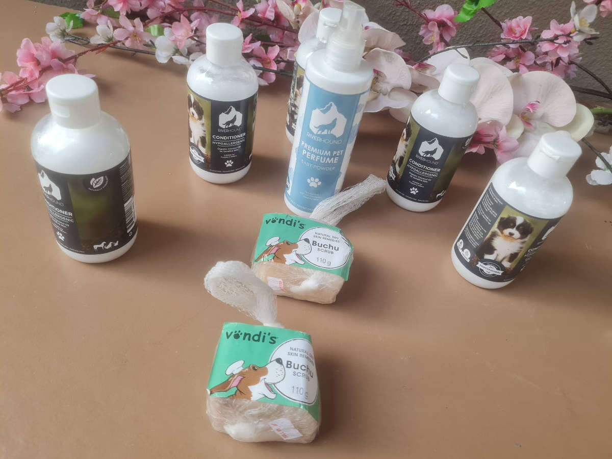 A Good Variety Of PET CARE Lot.  (Bid Per Lot)  BB: 2025/2024. See All Pics