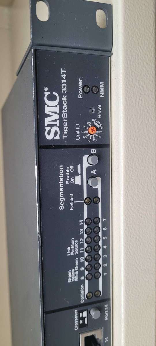 USED/Switching-On SMC Tiger Stack 3312TC Multi-Segment Stackable Hub. (Excludes Power Cable)