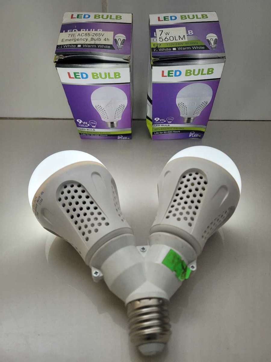 UNUSED Twin Screw-On Light Bulb ADAPTOR (With 2x Free 7v  LED Bulbs . NO BOX