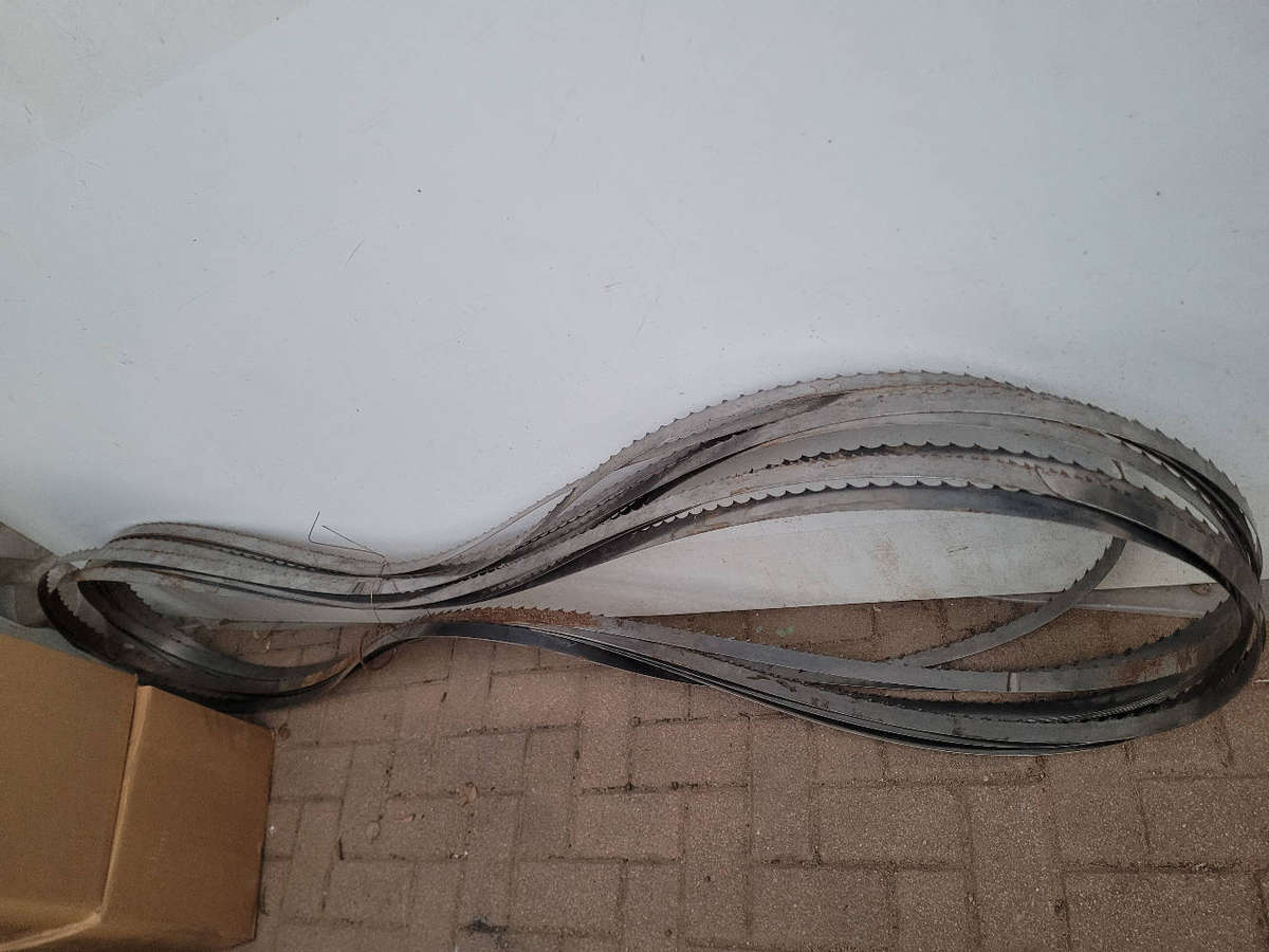 UNUSED... Industrial Band Saw Blades. Some Patches Of Storage Rust. 4.6m (L) x 13cm.  Bid Per Blade