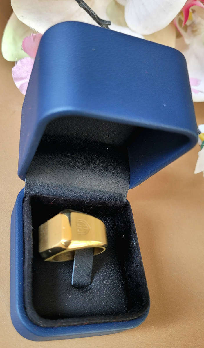 COLTON JAMES Clean-Used Men`s Delta Classic Signet Ring.