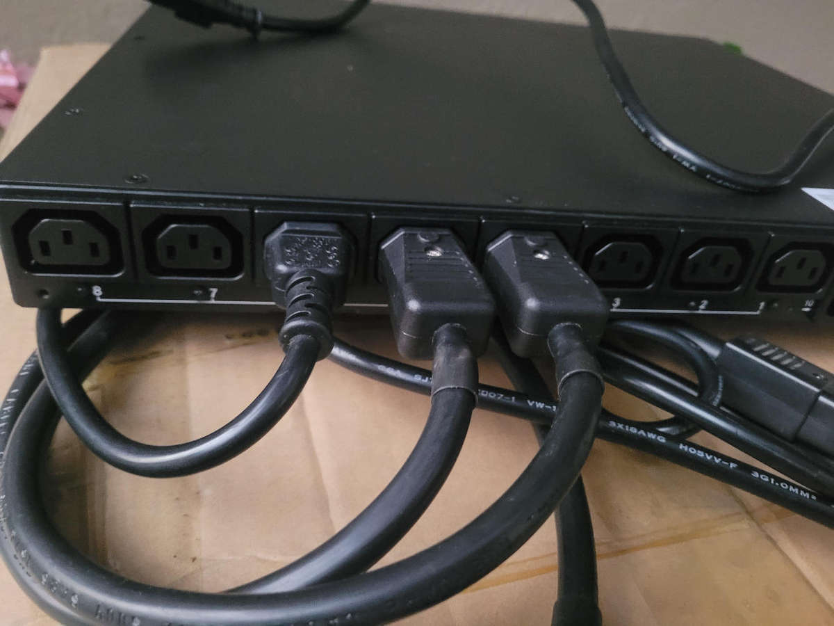 UNUSED. Tripp-Lite Metered ATS PDU  1U Rack-Mount Single-Phase PDU (PDUMH20HVAT)