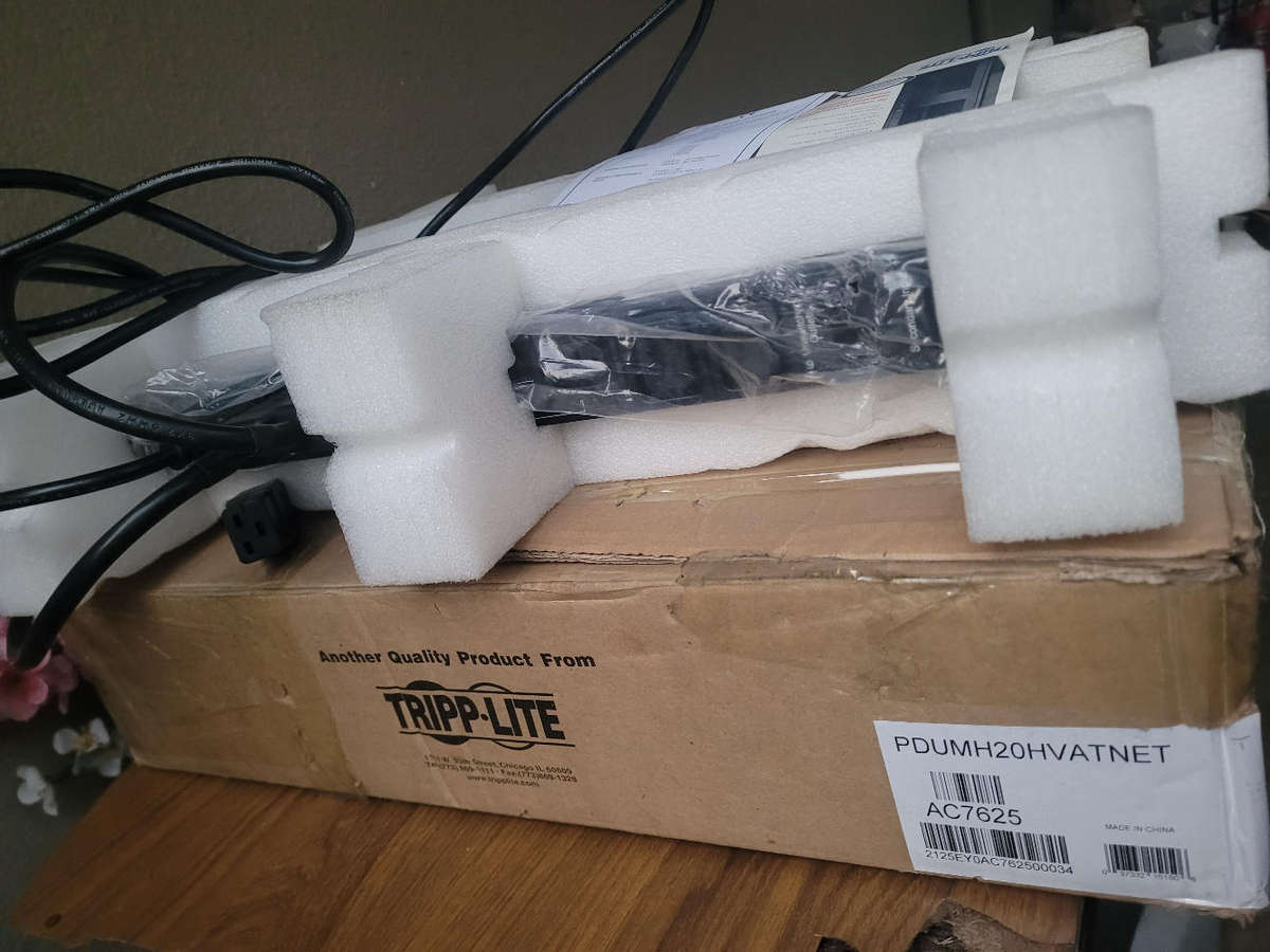 UNUSED. Tripp-Lite Metered ATS PDU  1U Rack-Mount Single-Phase PDU (PDUMH20HVAT)