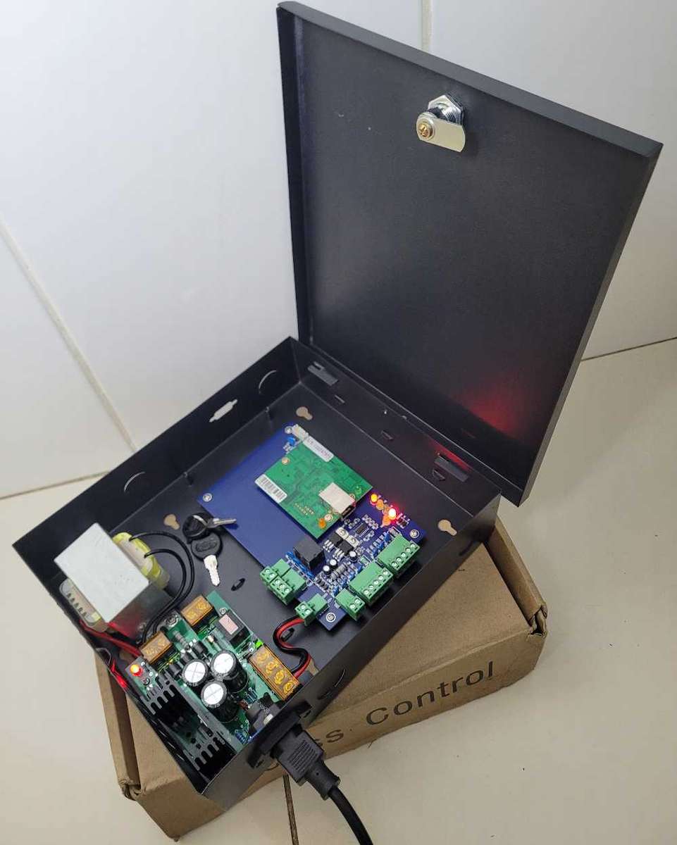 UNUSED..Access Control Box With Power Supply & A set Of Keys