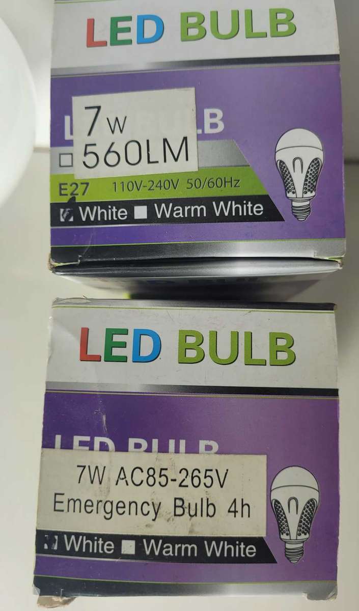 UNUSED Twin Screw-On Light Bulb ADAPTOR (With 2x Free 7v  LED Bulbs . NO BOX