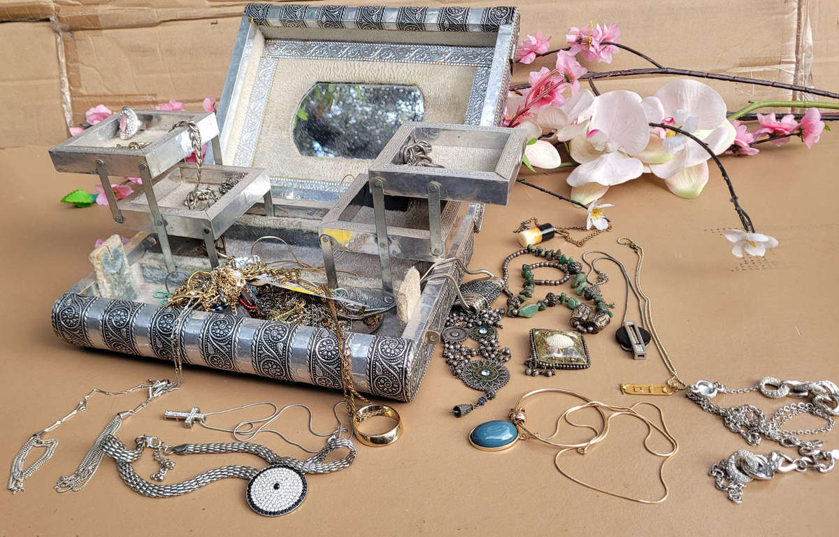 JOB-LOT Mixed Good-Used Jewellery In Cosmetic Box-As Pictured (Back Hinge Loose)