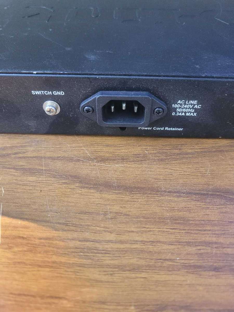 D-LINK (DG-S1210-20)Ethernet. Switch Powers-On