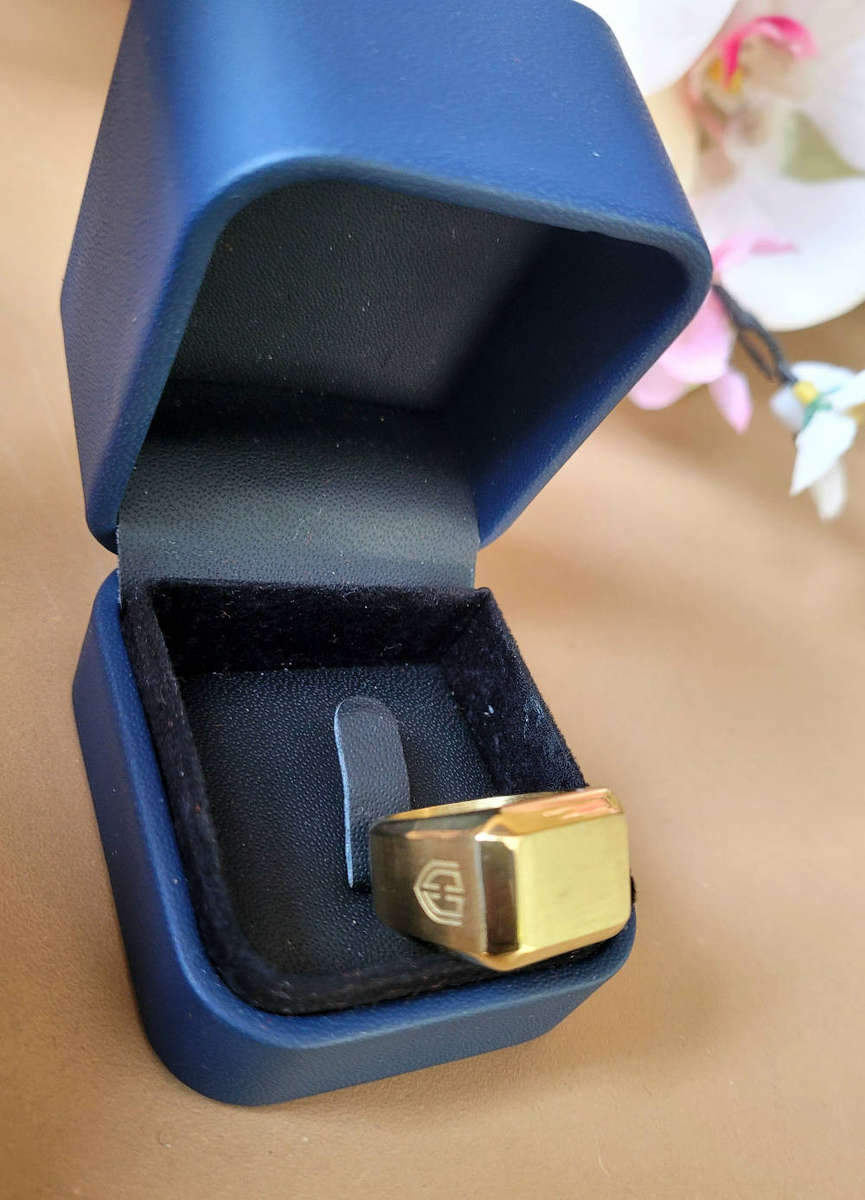 COLTON JAMES Clean-Used Men`s Delta Classic Signet Ring.