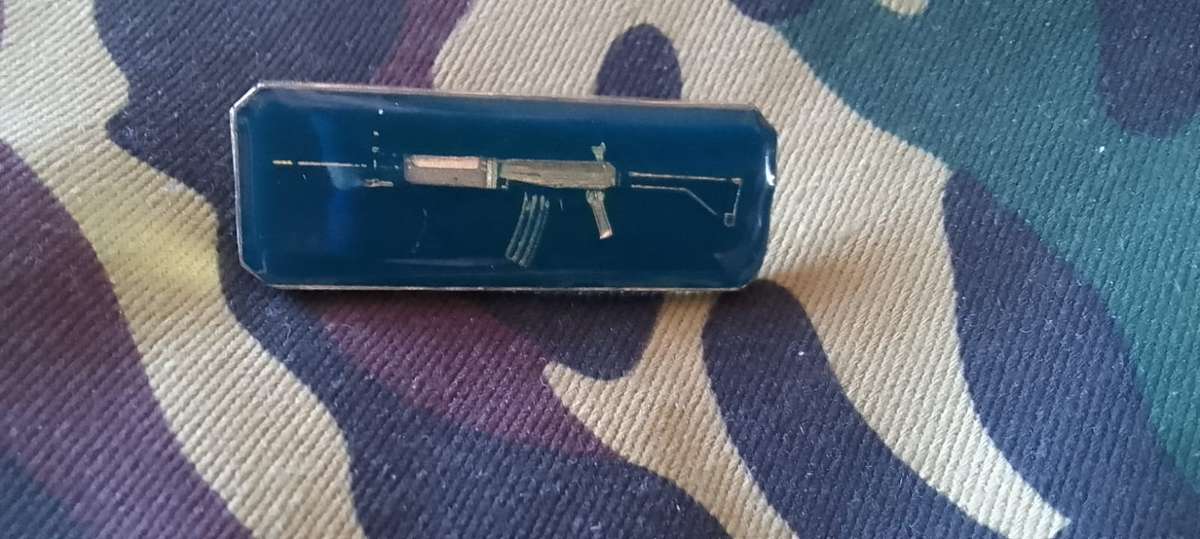 SADF/SA ARMY  R4 SKIETBALKIE / R4 RIFLE BADGE - RARE-