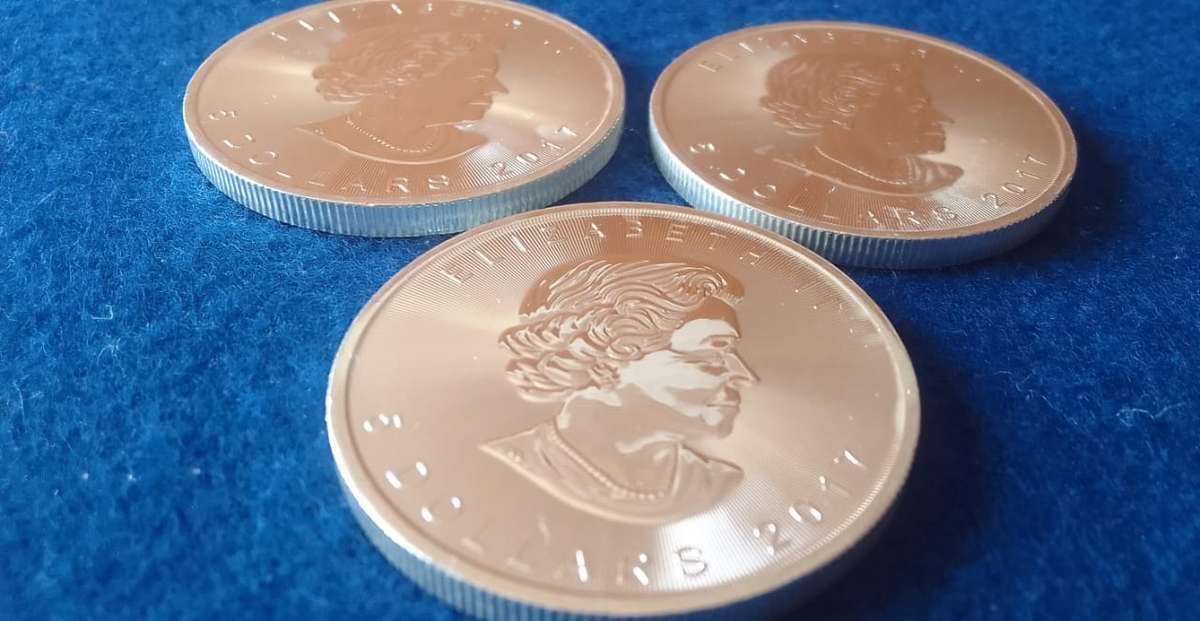 Silver sale, Snap it Up!   CANADIAN MAPLE LEAF 1 OZ SILVER COIN (BU) (2017)