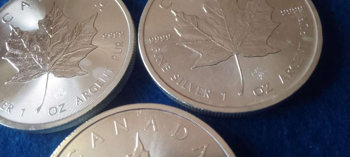 Silver sale, Snap it Up!   CANADIAN MAPLE LEAF 1 OZ SILVER COIN (BU) (2017)