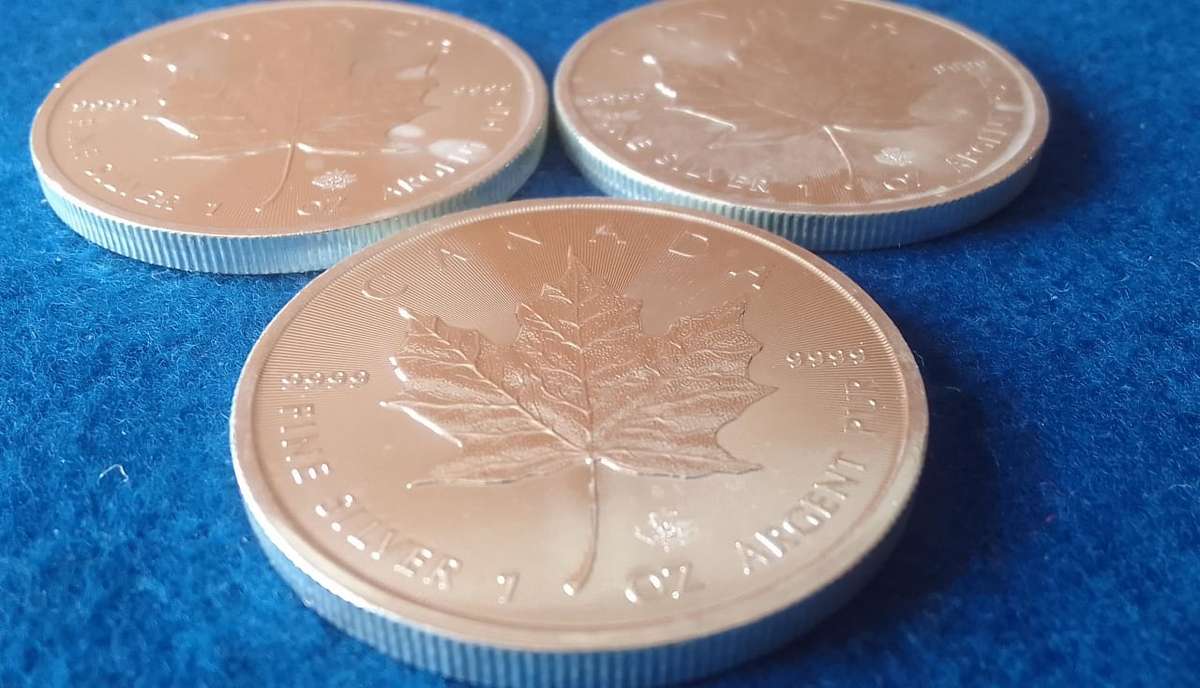 Silver sale, Snap it Up!   CANADIAN MAPLE LEAF 1 OZ SILVER COIN (BU) (2017)