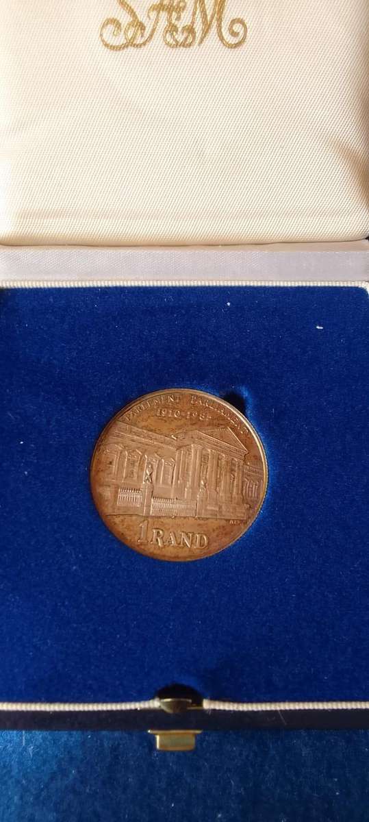 Silver Sale!  Low start - 1985 SILVER ONE RAND PARLIAMENT PROOF COIN IN SA MINT BOX