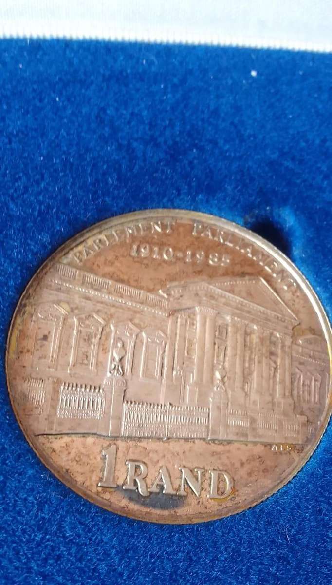 Silver Sale!  Low start - 1985 SILVER ONE RAND PARLIAMENT PROOF COIN IN SA MINT BOX