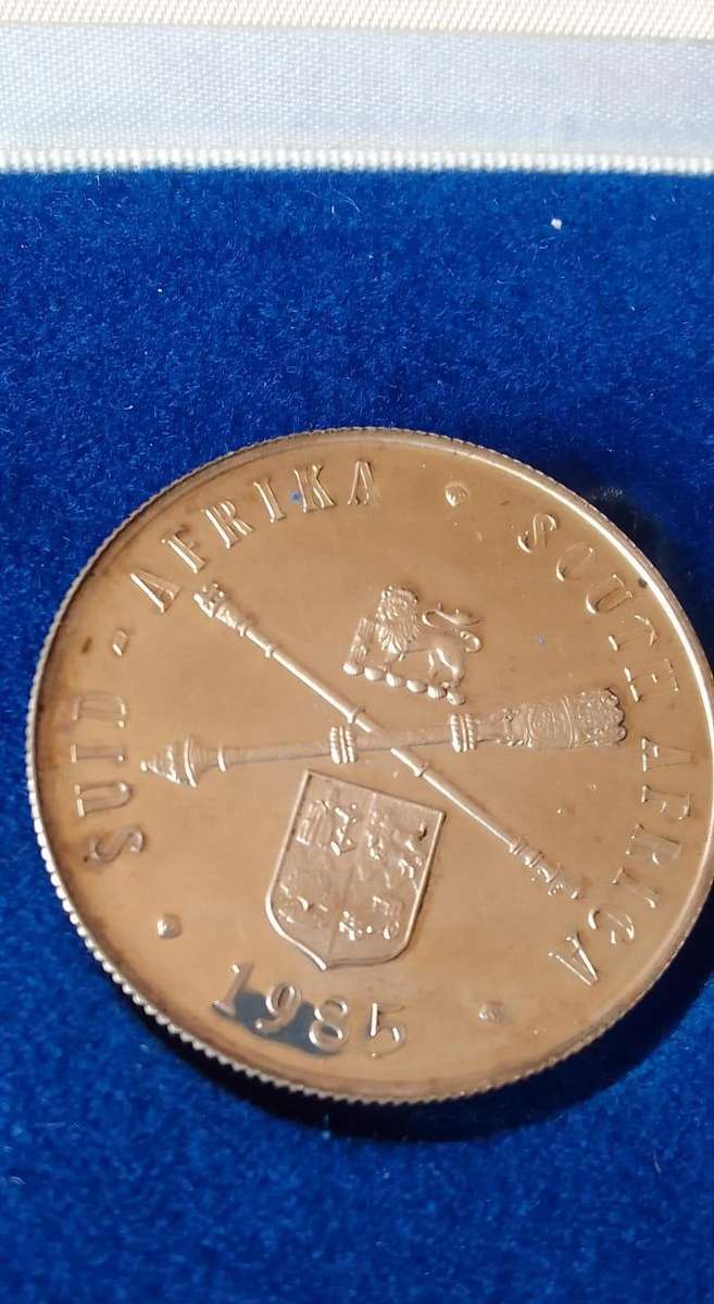 Silver Sale!  Low start - 1985 SILVER ONE RAND PARLIAMENT PROOF COIN IN SA MINT BOX