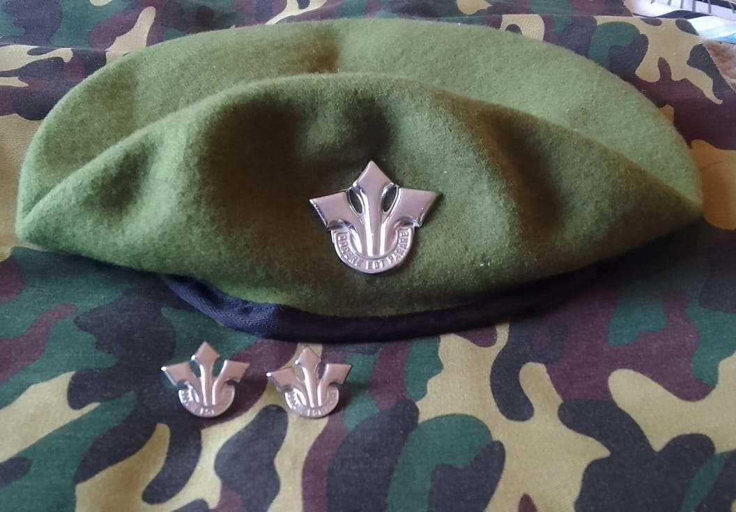 SA Army/SADF Professional Officers Beret with Set of Collar/Mess Dress Badges