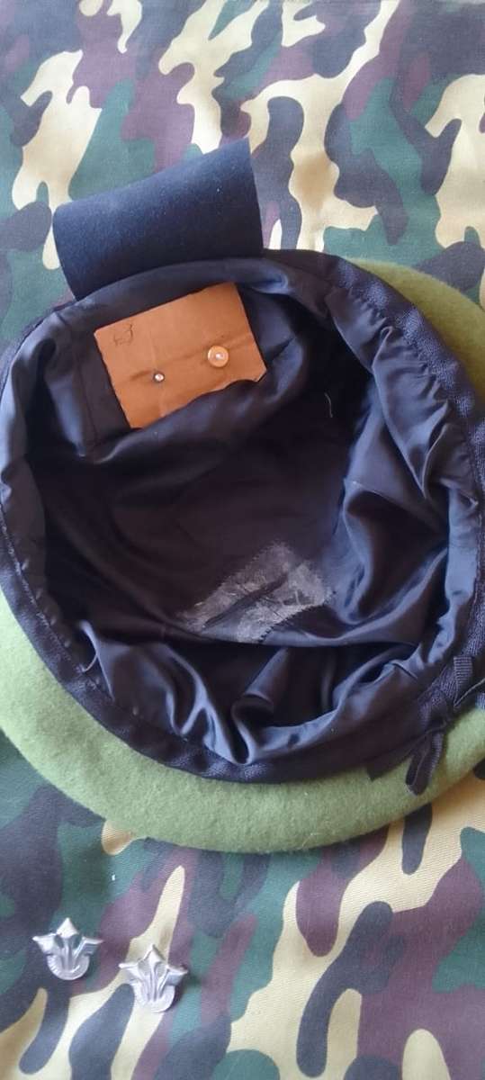 SA Army/SADF Professional Officers Beret with Set of Collar/Mess Dress Badges