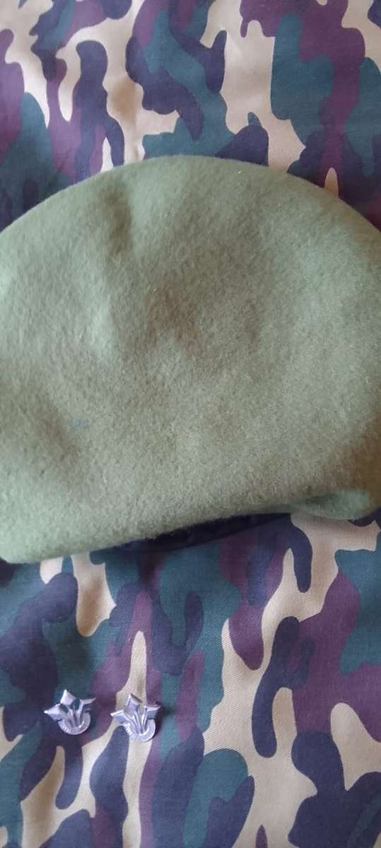 SA Army/SADF Professional Officers Beret with Set of Collar/Mess Dress Badges