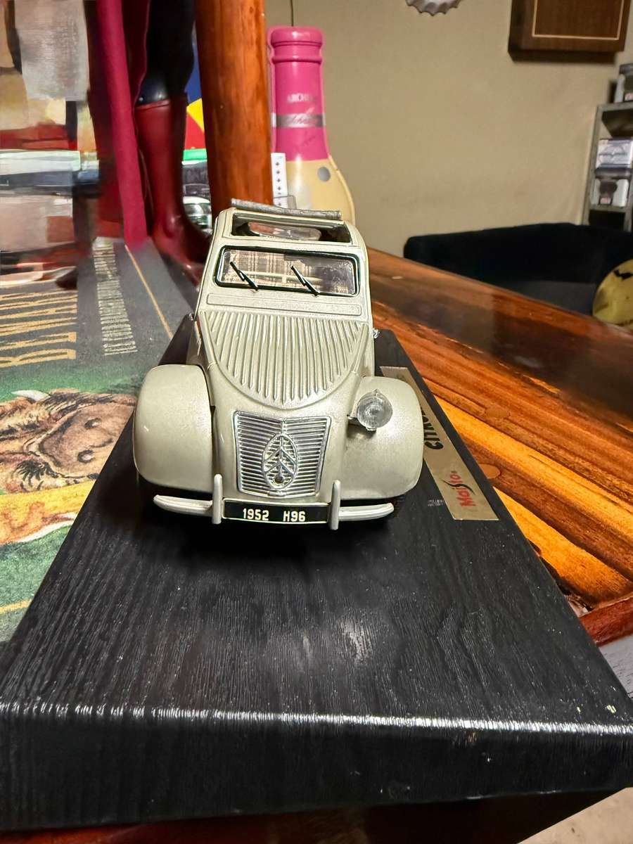 Citroen 2CV - 1952 - 1/18 Maisto