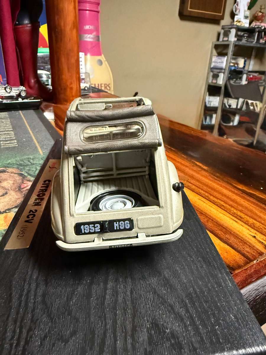 Citroen 2CV - 1952 - 1/18 Maisto