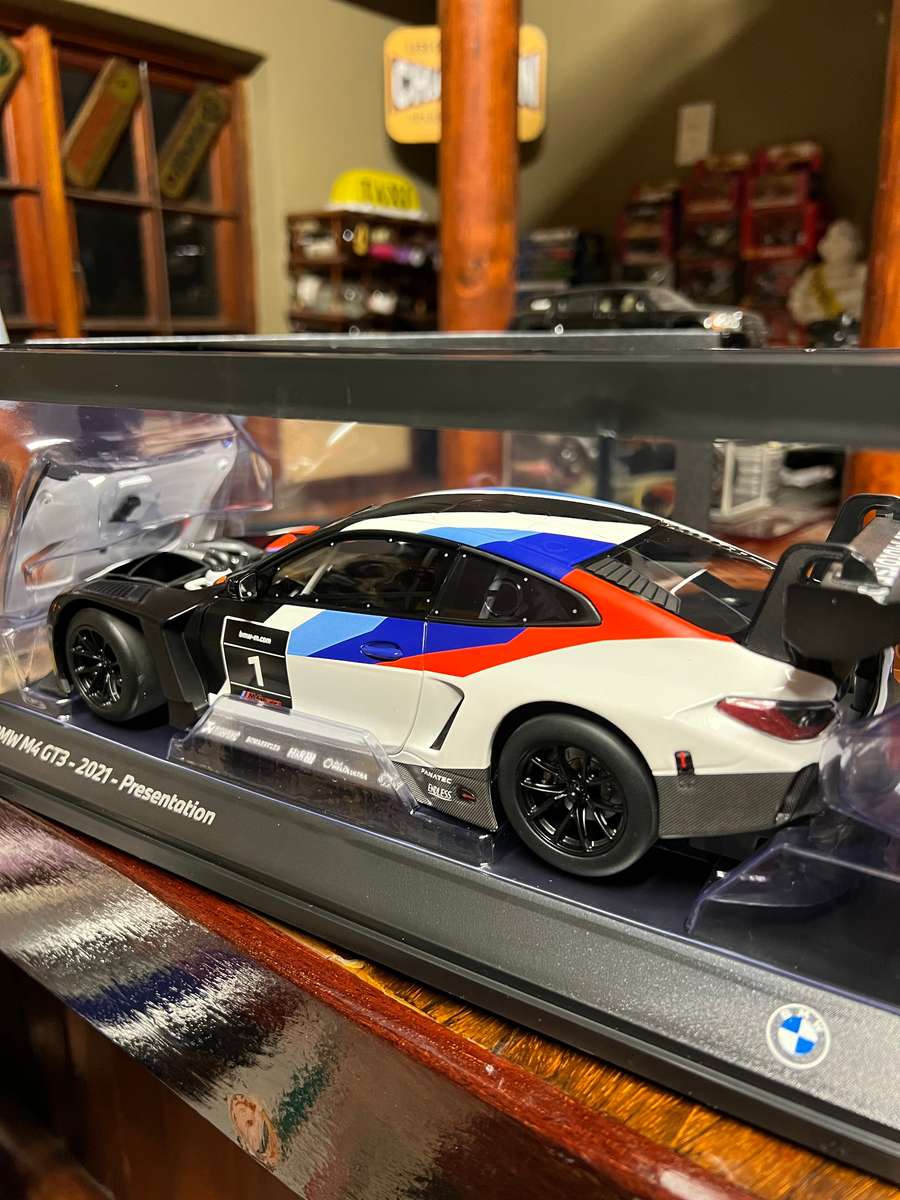 BMW M4 - GT3 - 2021 Presentation- 1/18 Minichamps
