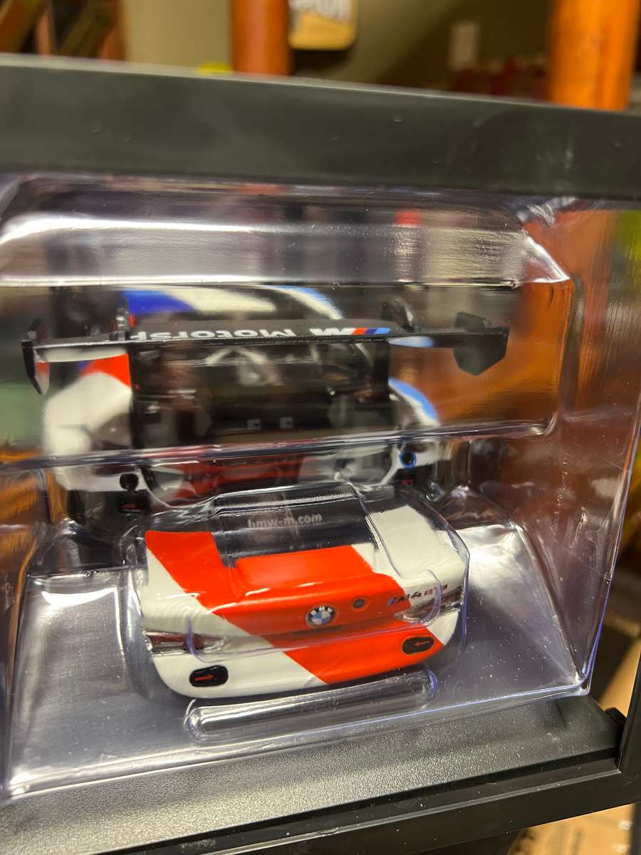 BMW M4 - GT3 - 2021 Presentation- 1/18 Minichamps