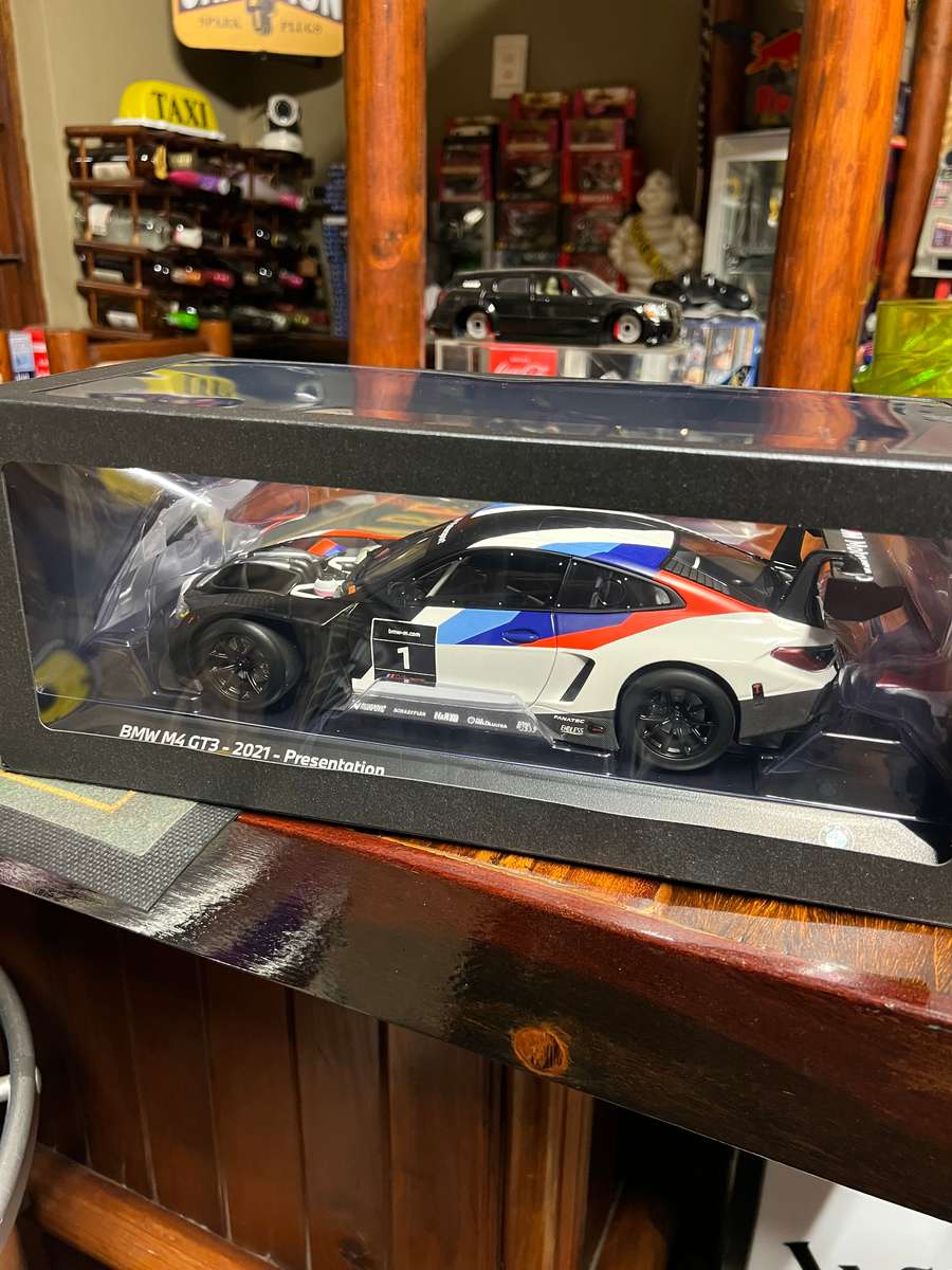 BMW M4 - GT3 - 2021 Presentation- 1/18 Minichamps
