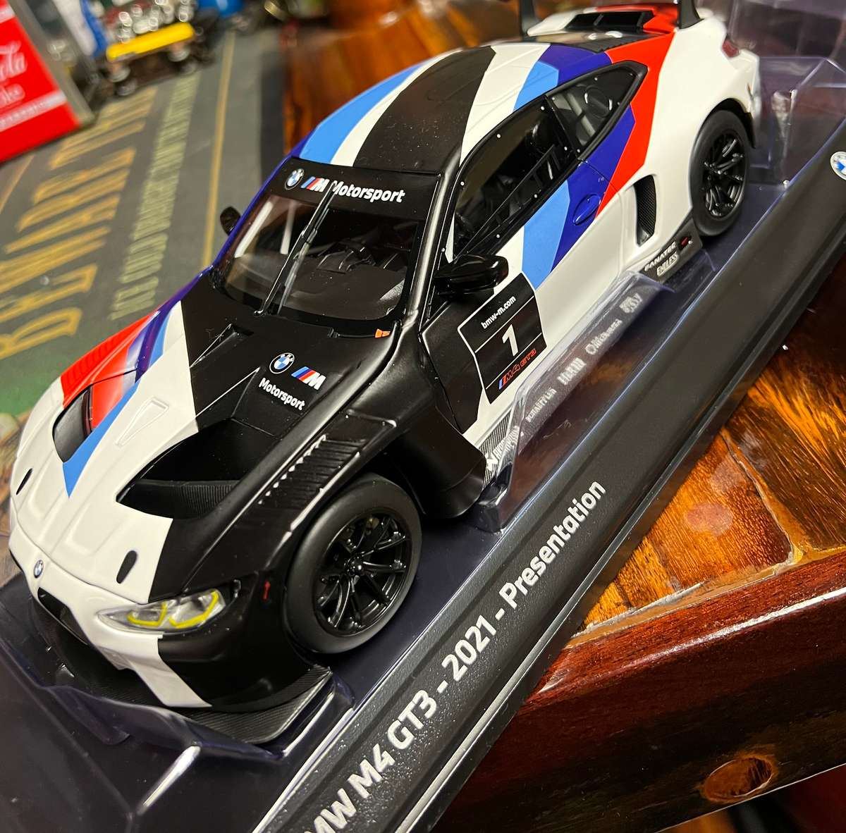 BMW M4 - GT3 - 2021 Presentation- 1/18 Minichamps