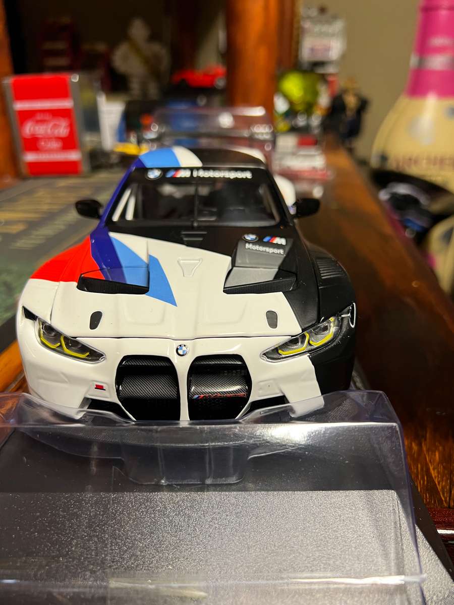 BMW M4 - GT3 - 2021 Presentation- 1/18 Minichamps