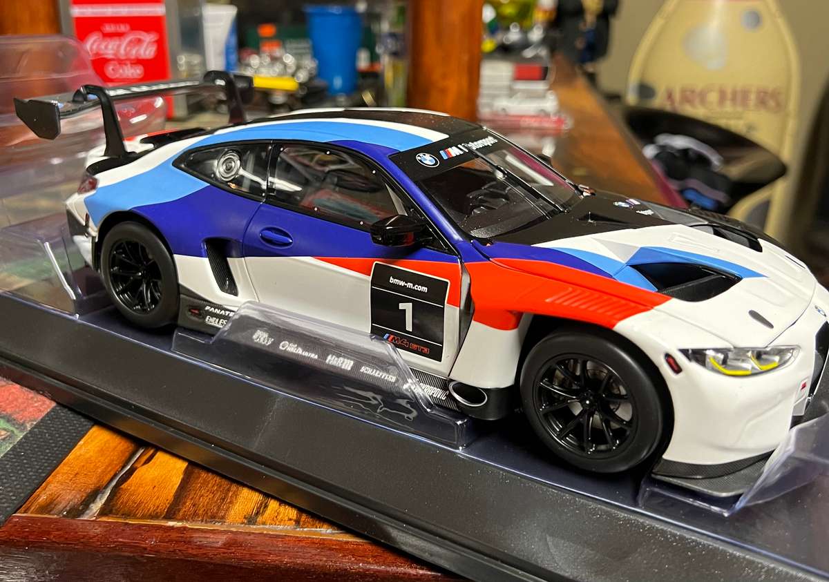 BMW M4 - GT3 - 2021 Presentation- 1/18 Minichamps