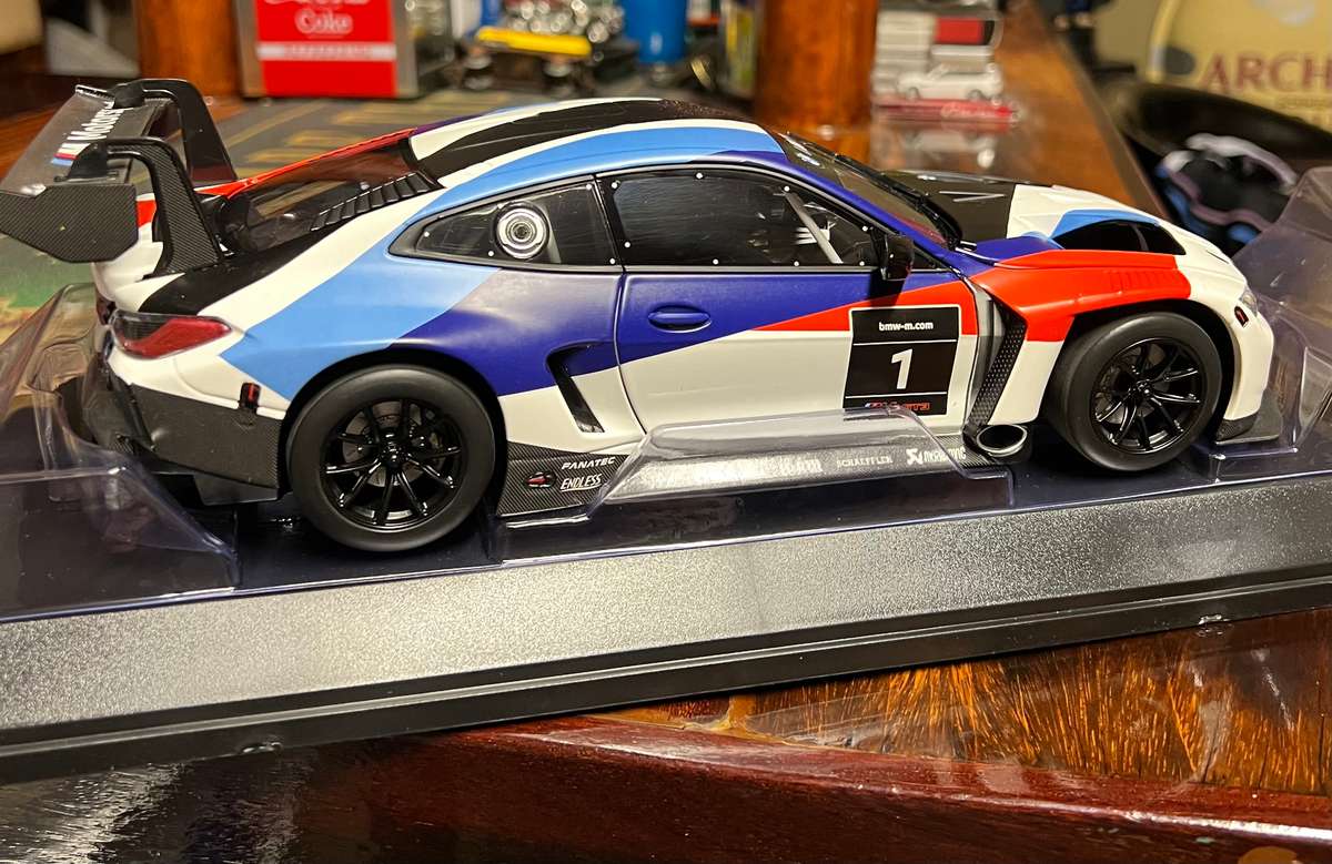 BMW M4 - GT3 - 2021 Presentation- 1/18 Minichamps