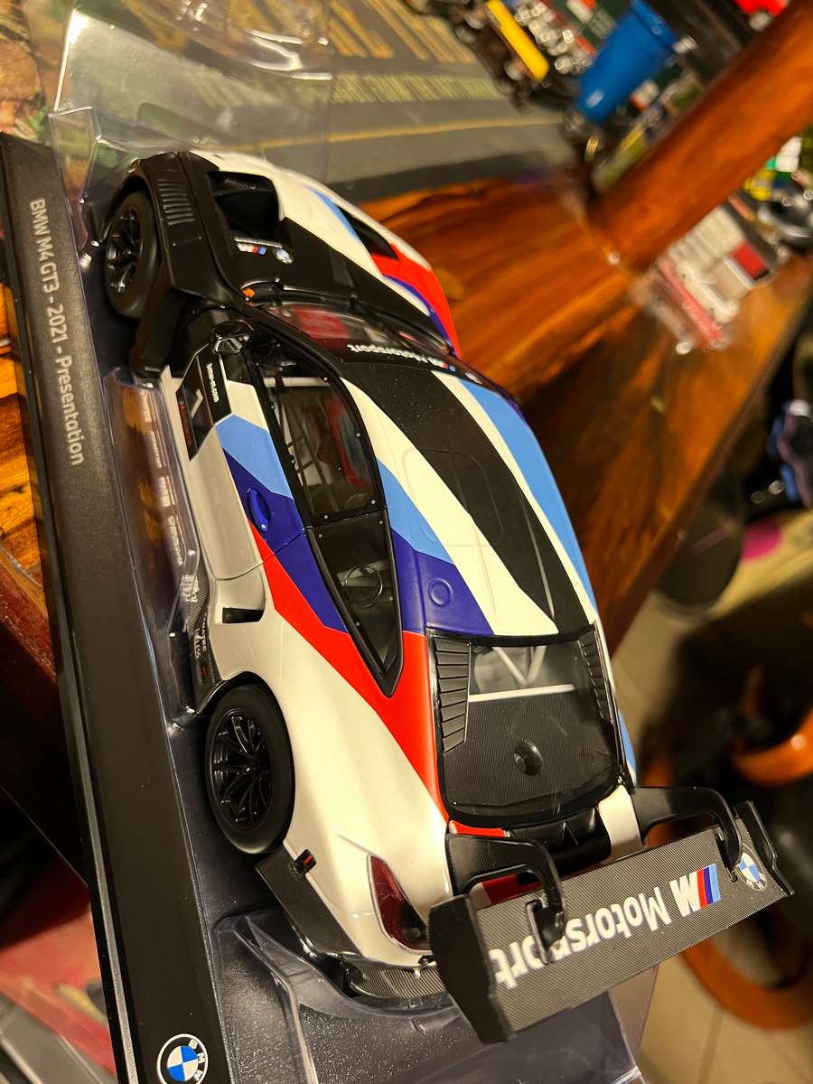 BMW M4 - GT3 - 2021 Presentation- 1/18 Minichamps