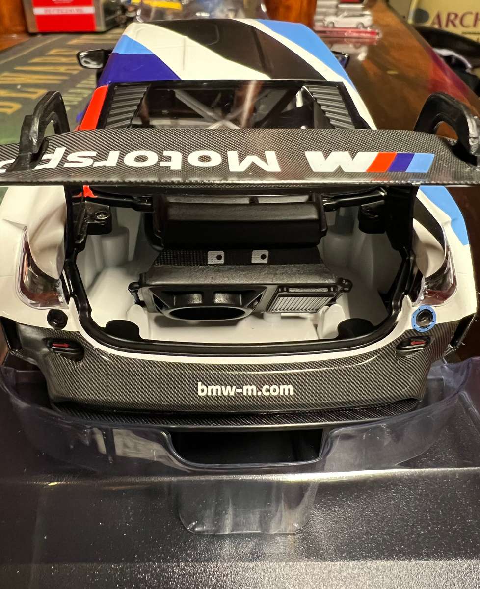 BMW M4 - GT3 - 2021 Presentation- 1/18 Minichamps