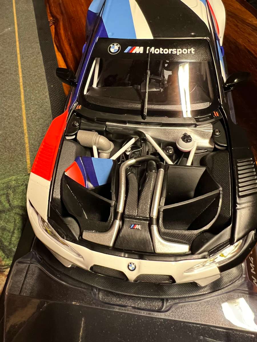 BMW M4 - GT3 - 2021 Presentation- 1/18 Minichamps