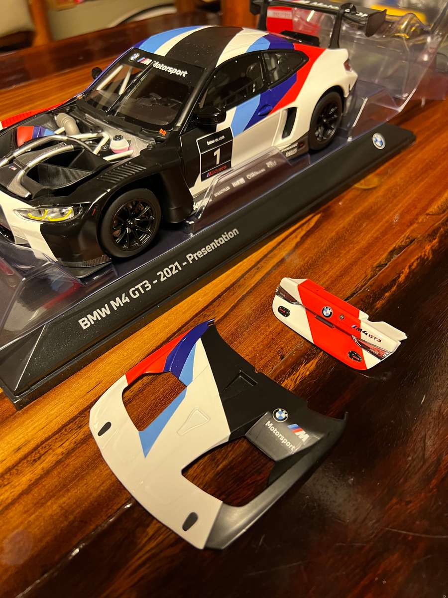 BMW M4 - GT3 - 2021 Presentation- 1/18 Minichamps