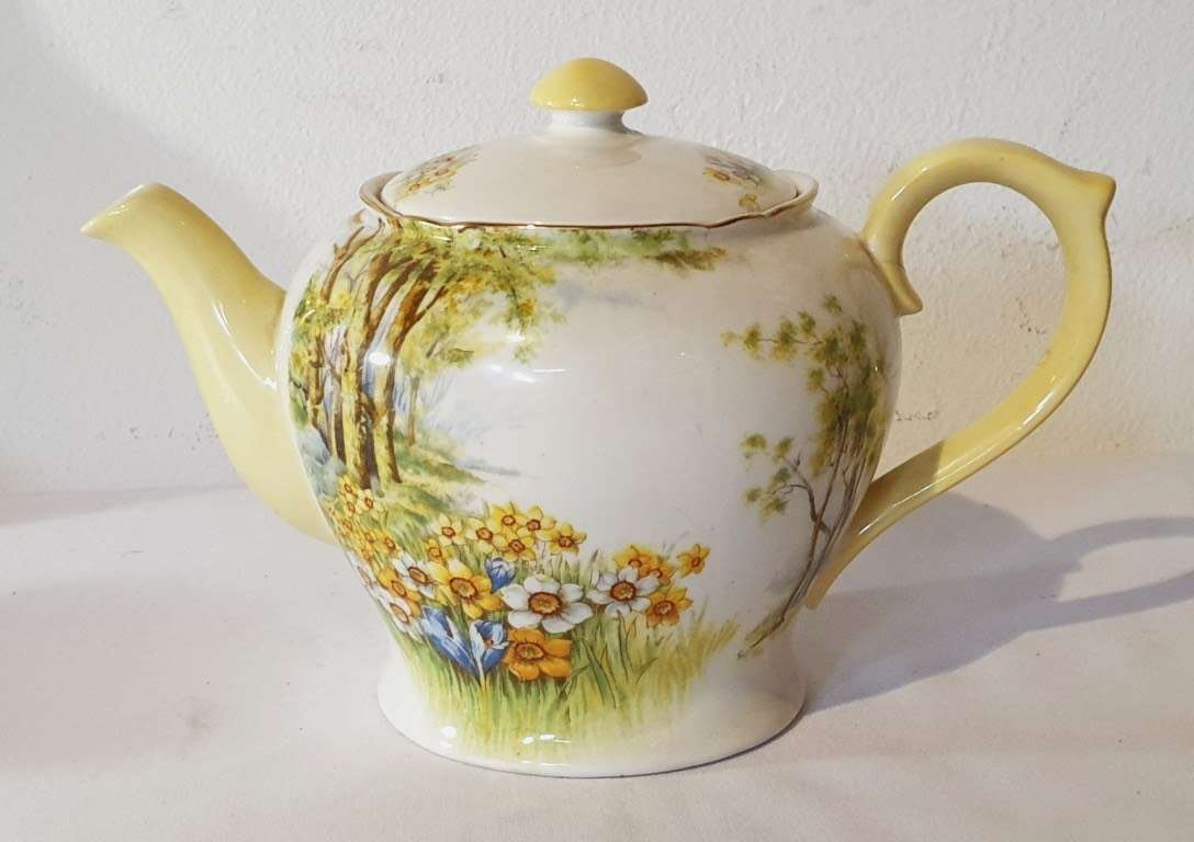 Shelley porcelain Daffodil Time pattern Teapot circa 1940-1966
