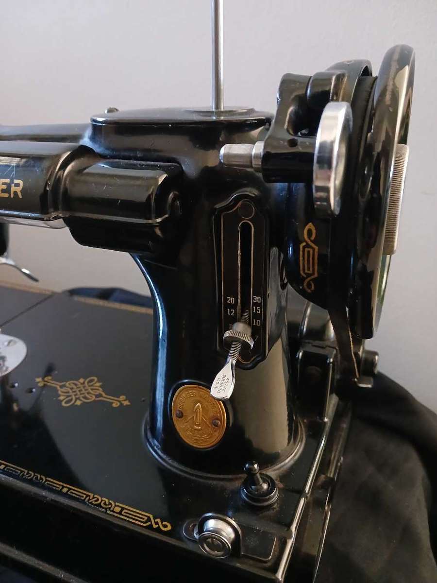 Vintage Singer Featherweight 221-1